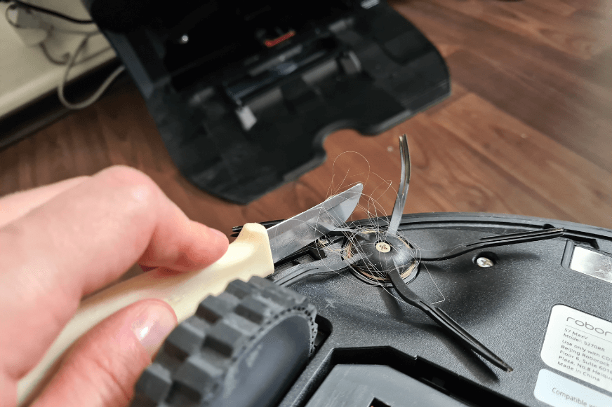 Удаление волос с боковой щетки пылесоса Roborock S7 MaxV Ultra с помощью лезвия